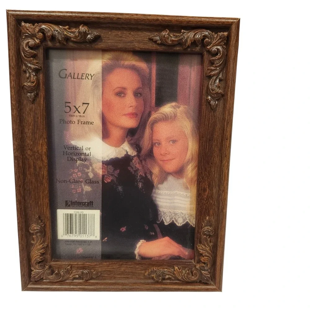 Vintage Intercraft Photo Frames Set of 2 5x7‎ Brown Ornate Carved Wood Grain